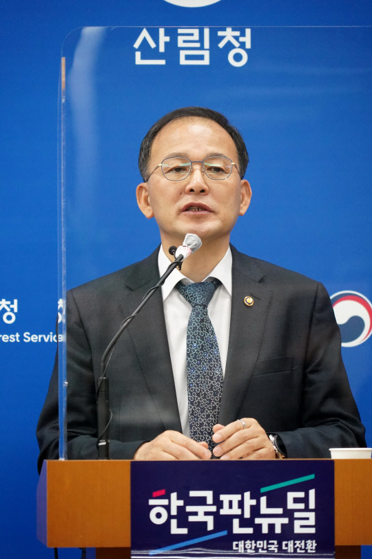 8일 박종호 산림청장이 정부대전청사에서 '2021년 업무 보고'에 대해 브리핑하고 있다. 산림청 제공